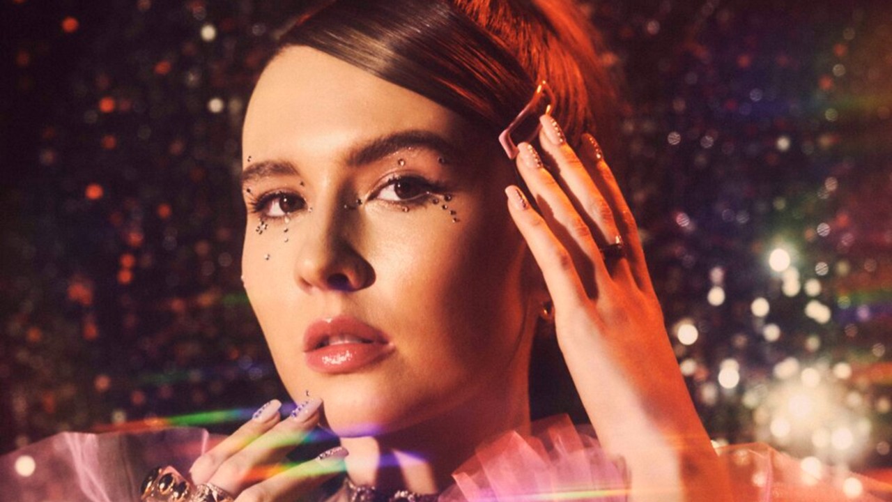 Mimi Webb’s ‘Dumb Love’ is the UK pop breakout’s most defining moment yet