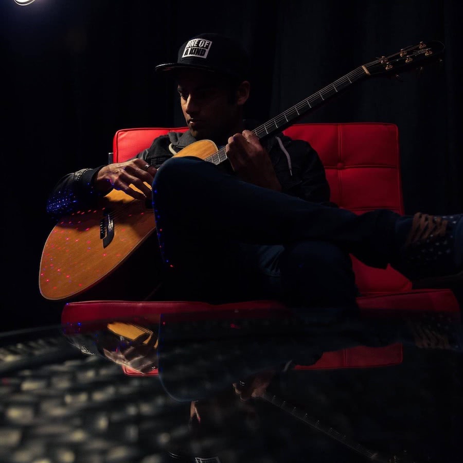 tushar-apte holding guitar